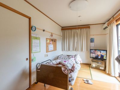 明るい個室とベッド