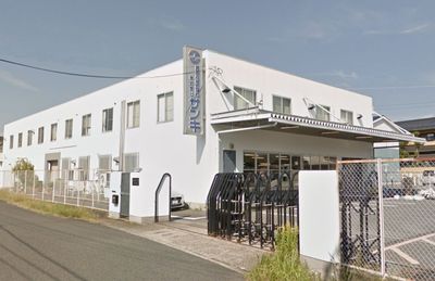 白い建物の外観