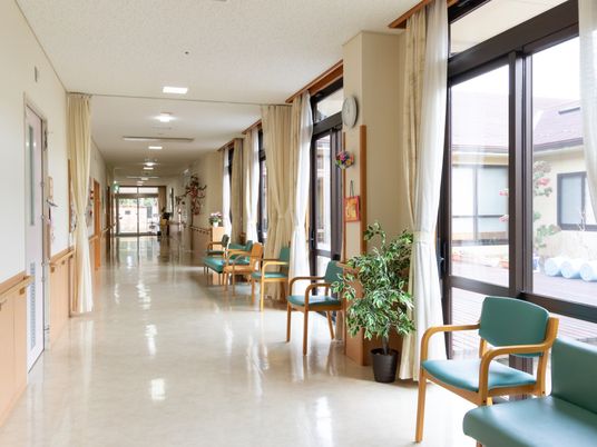 明るい綺麗な長い廊下