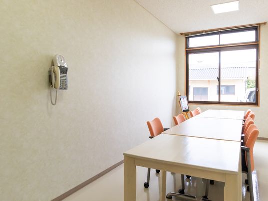 会議室のテーブルと椅子