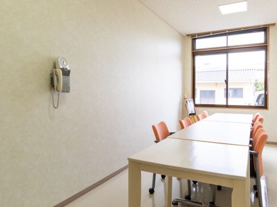 会議室のテーブルと椅子