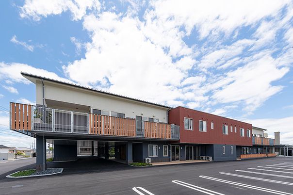 広い外観の建物
