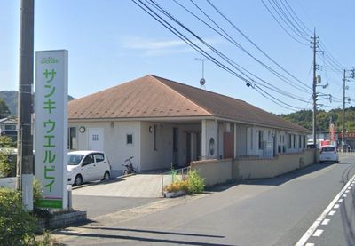 広い駐車場の施設外観