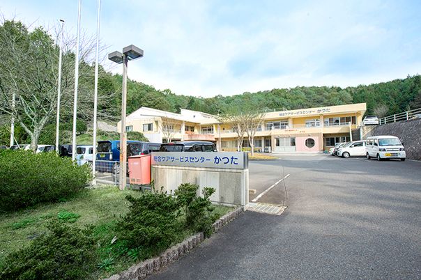 緑に囲まれた建物外観