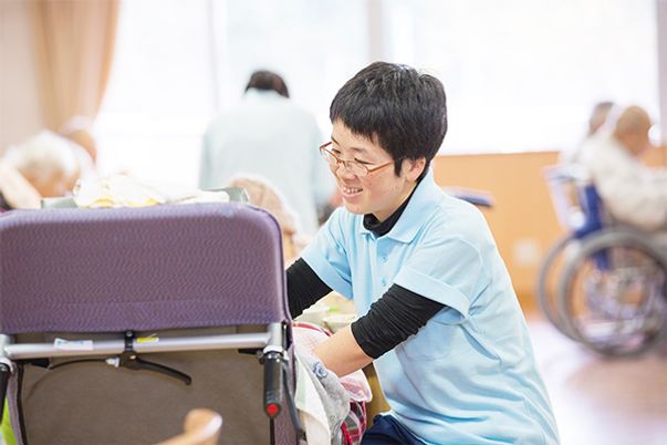 笑顔のスタッフと利用者の様子