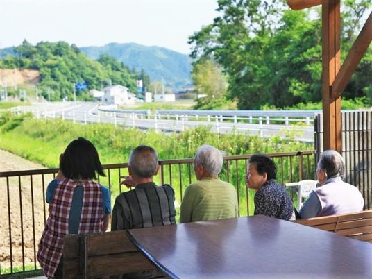 テラスでくつろぐ高齢者たち