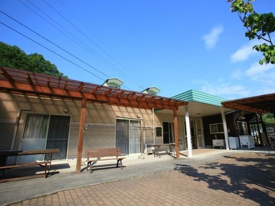広々とした施設の外観