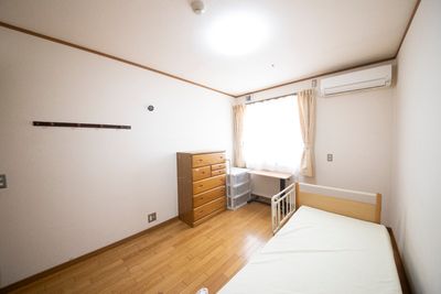 明るい個室の居室