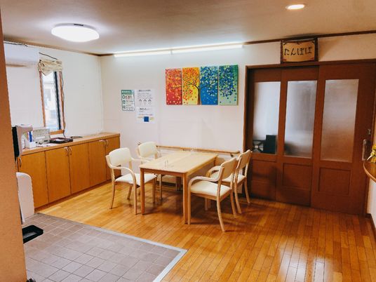 多色の絵が飾られた休憩室