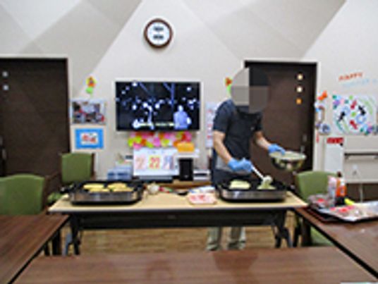 調理中のスタッフの様子