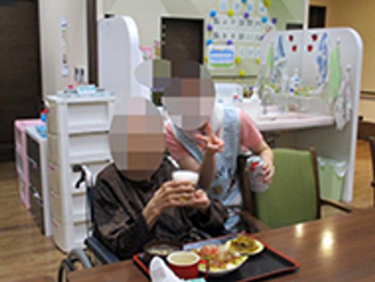 温かい雰囲気の食堂