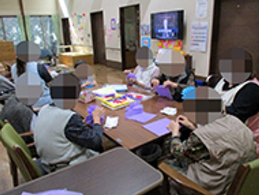 折り紙の様子ダイニングルーム