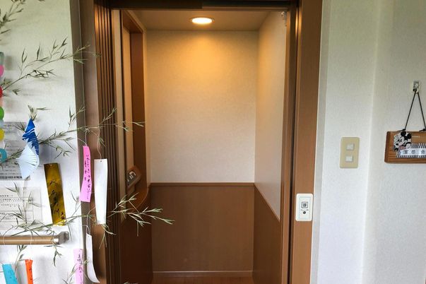 ** エレベーター内