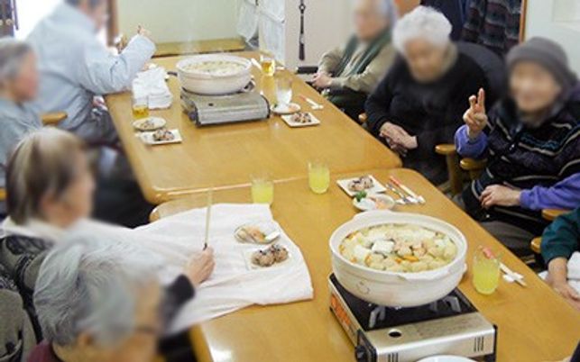 楽しげな食事の場面
