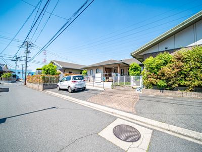 明るい日差しの住宅外観