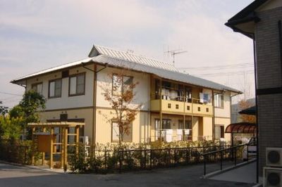 落ち着いた外観の建物