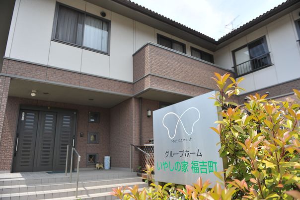 落ち着いた雰囲気のエントランス