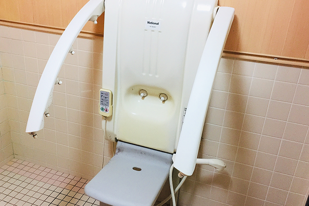 バリアフリー設計の浴室