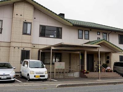 緑の屋根の建物外観