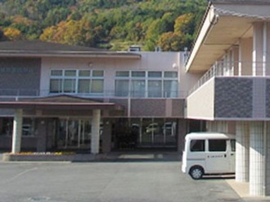 山に囲まれた建物外観