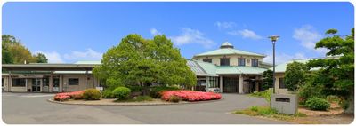 緑豊かな建物の外観