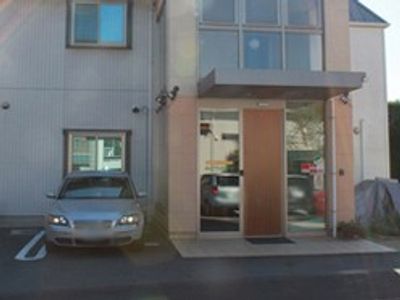 車が置かれた外観