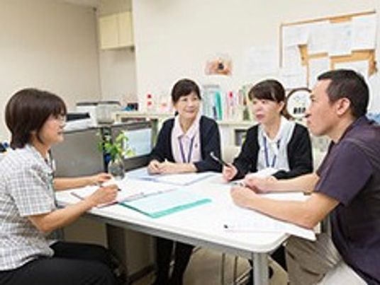 スタッフが会議中の風景