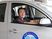 笑顔の職員が運転する車