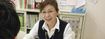 笑顔の女性職員の姿