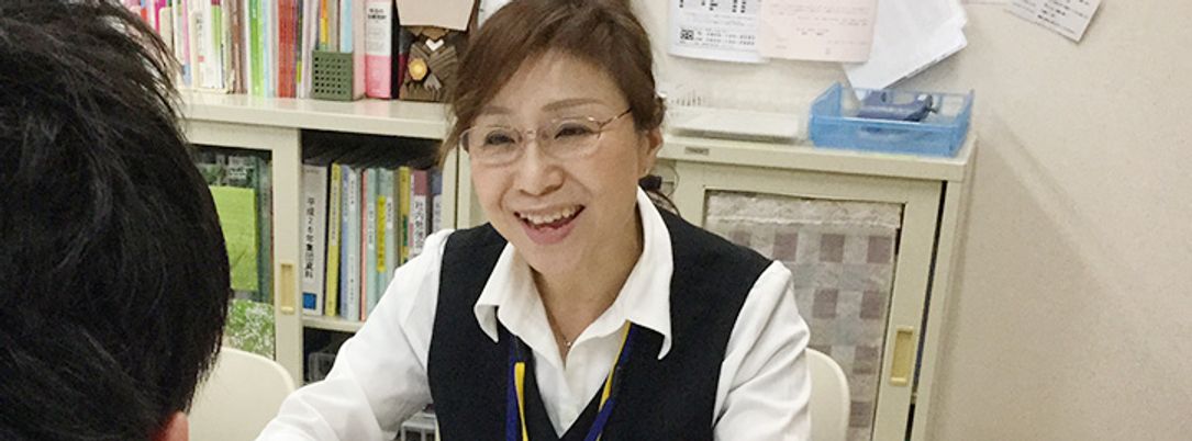 笑顔の女性職員の姿