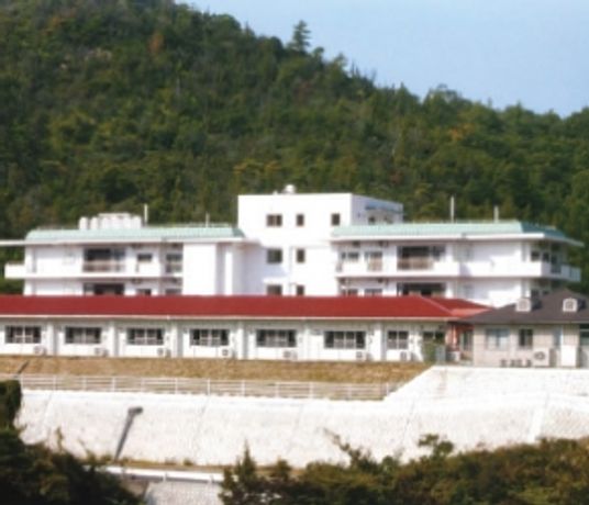 緑に囲まれた外観