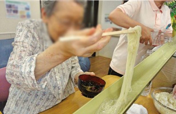 そうめん楽しむ利用者