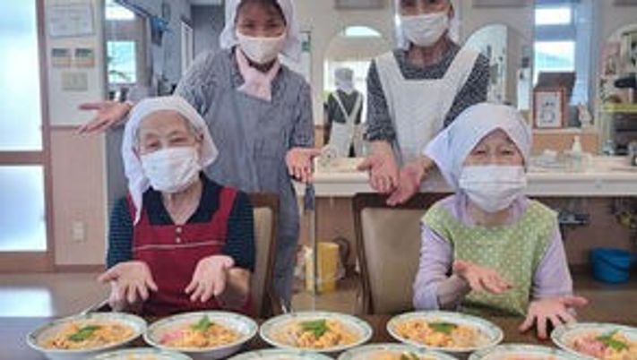 笑顔の女性たちとテーブル