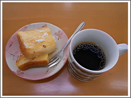 コーヒーとトーストのプレート  