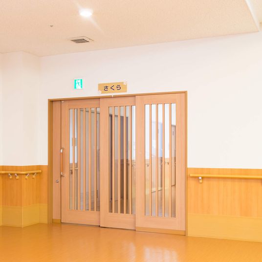 明るい廊下の扉
