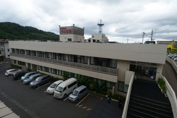駐車スペースが整備された建物正面