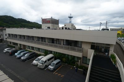 駐車スペースが整備された建物正面