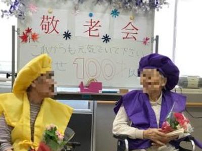 お年寄りと飾りつけ  