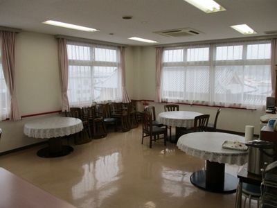 明るい窓辺のダイニングルーム