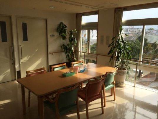 日差しが差し込む食堂