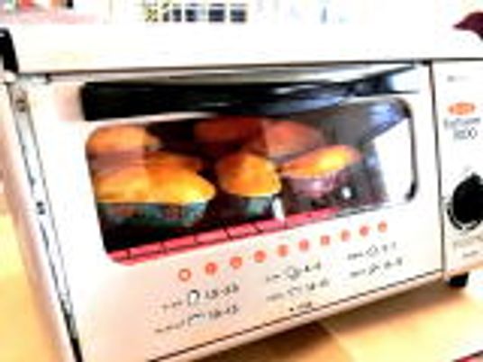 焼き菓子が入ったオーブン
