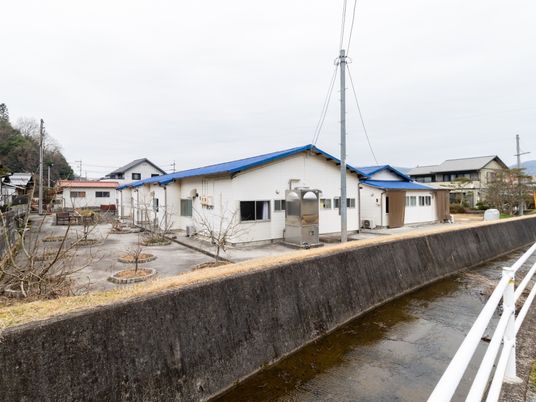 青い屋根の建物一画