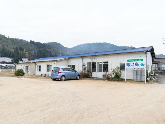 広々とした敷地の外観
