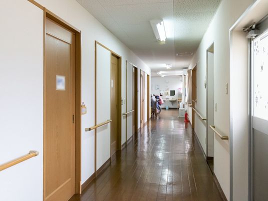清潔な廊下と掲示物