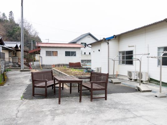 中庭での椅子とテーブル