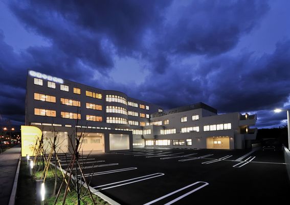 明るい建物の外観