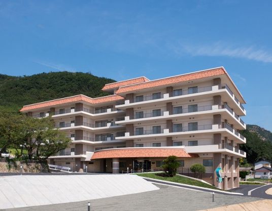 山と調和した建物外観