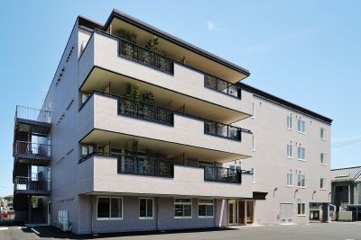 3階建ての建物外観