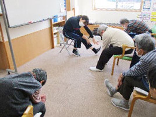 ストレッチをする人々の室内