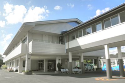 白い建物の外観